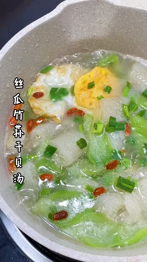 丝瓜竹荪干贝非常适合夏天的汤,鲜甜有营养又爽口吃瘦不饿