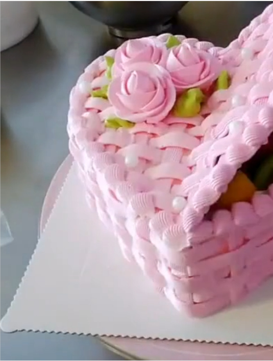 爱心满满的生日蛋糕啊~