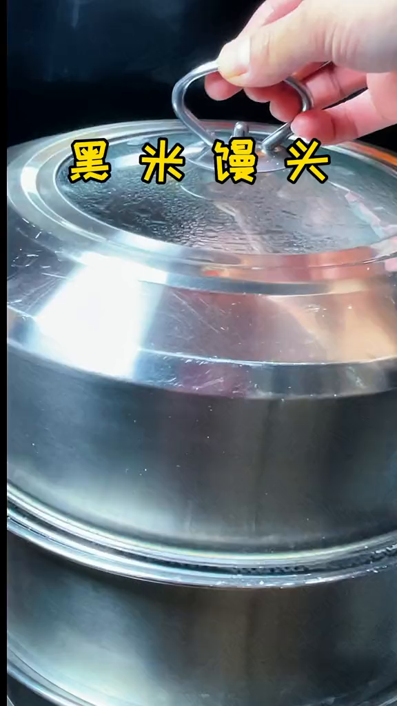 蒸了一锅黑米味的杂粮馒头,蓬松柔软,还有淡淡的黑米香味