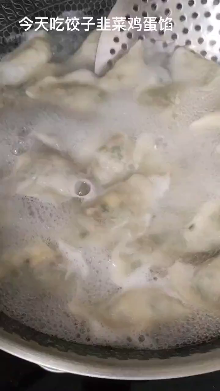 今天包韭菜鸡蛋胡萝卜馅饺子,皮薄馅多