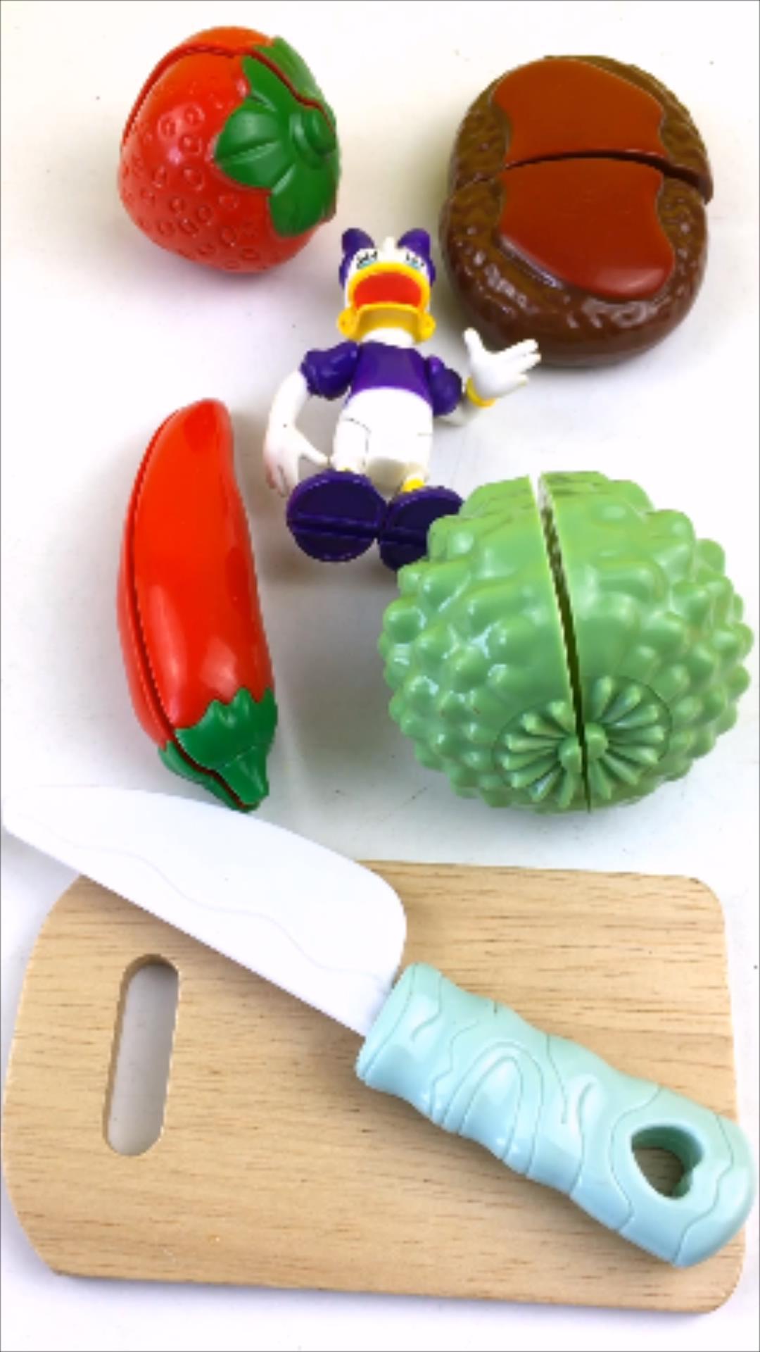 唐老鸭黛西玩切水果,切草莓和牛排