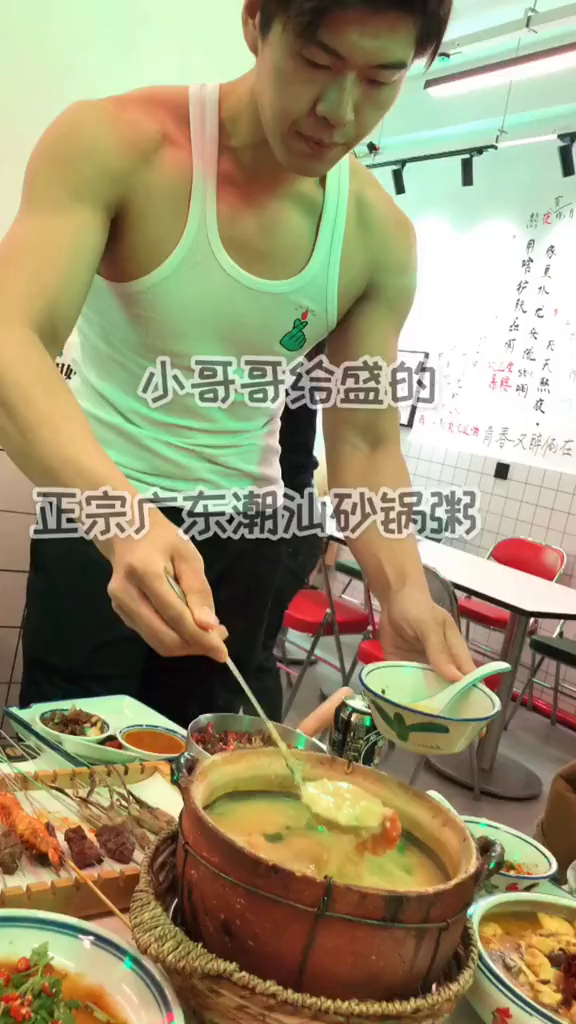 咖喱蟹砂锅粥配上盐焗烤鸭舌简直绝了!白天不开门晚上开一