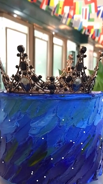 见识一下甜品师做的蓝色天空皇冠蛋糕,成品出来那一刻,太养眼了