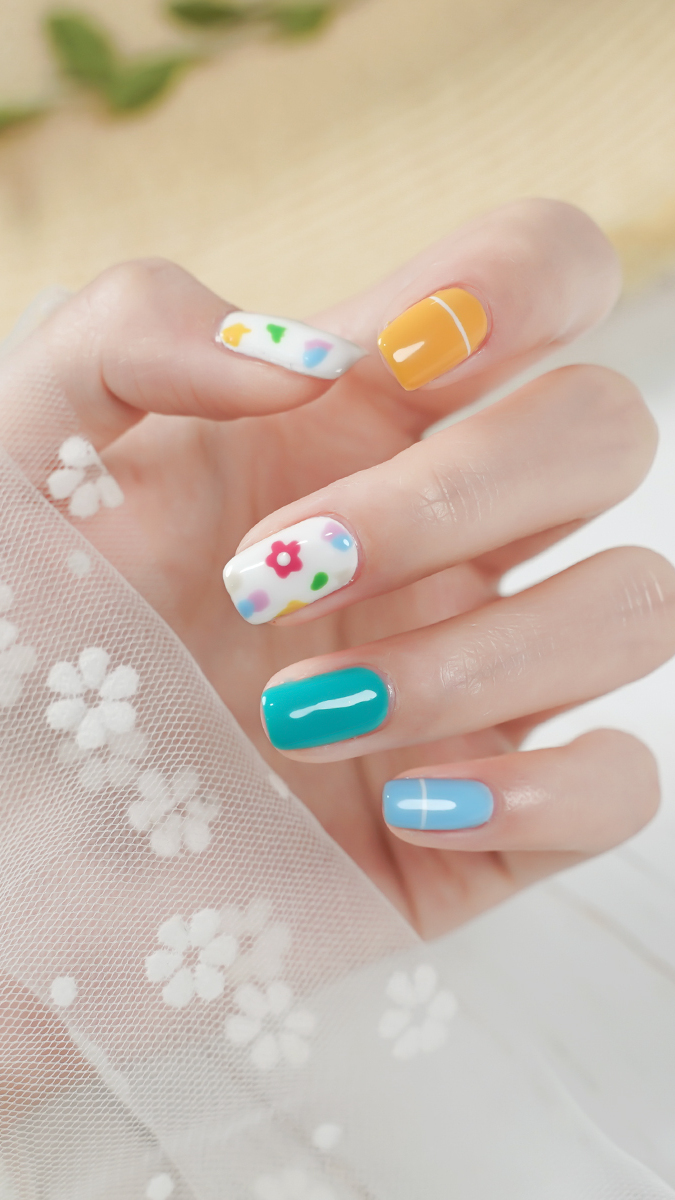 手抖也能DIY的泫雅风童趣花花美甲,活泼的跳色俏皮可爱活力满满。