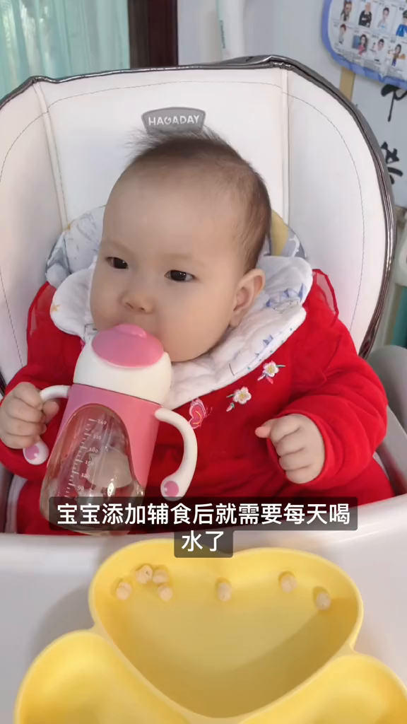 宝宝六个月就要用鸭嘴杯喝水了