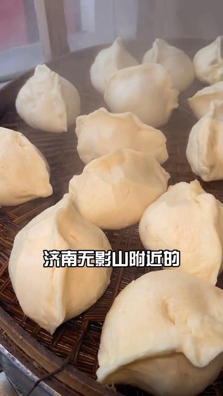 一家专门吃牛肉灌汤包和酱牛肚的好地方,配上辣椒吃会更香