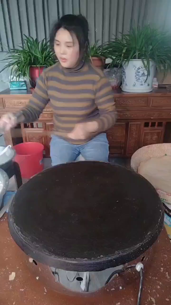 家乡特产纯手工大煎饼,满鏊子都焦黄,太香了