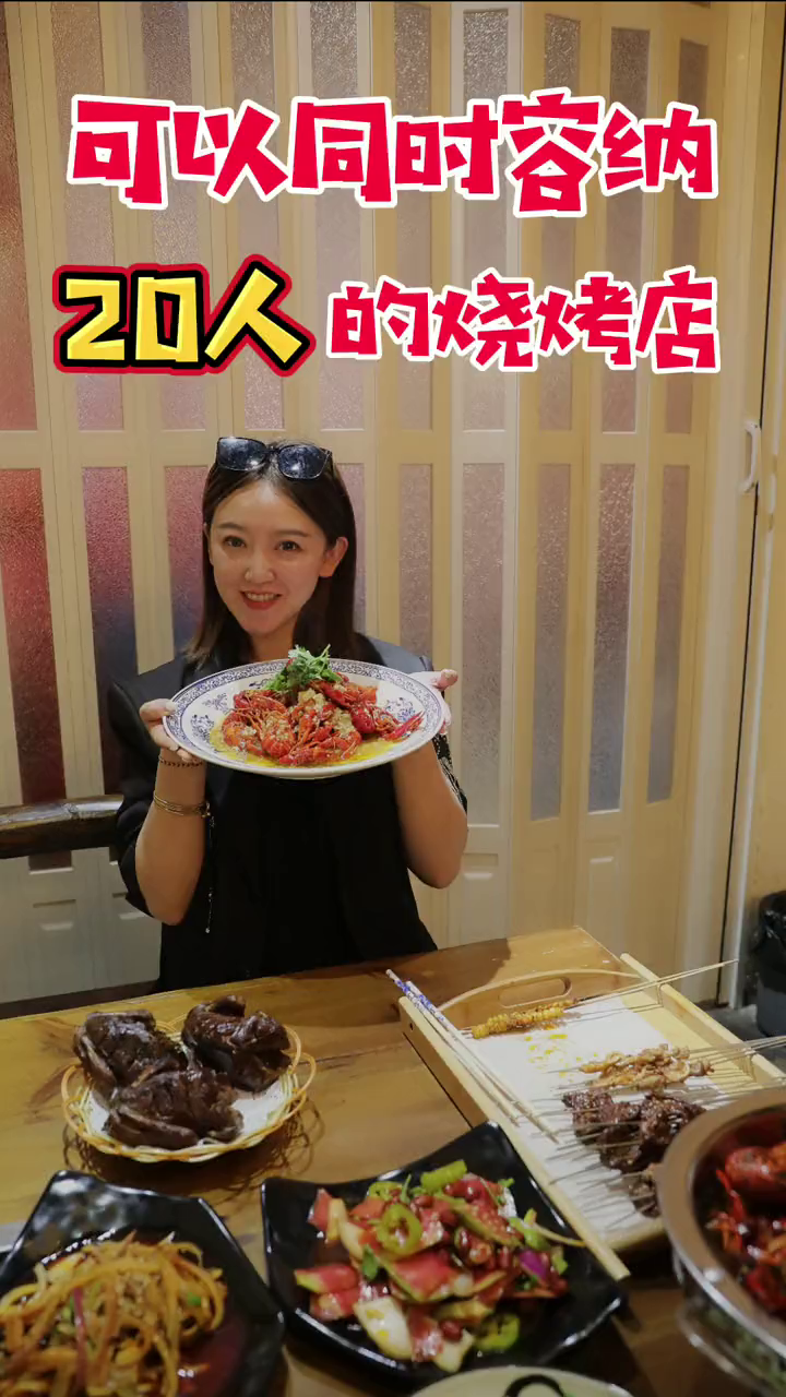 在烧烤店吃炒粉豆腐串,臭豆腐