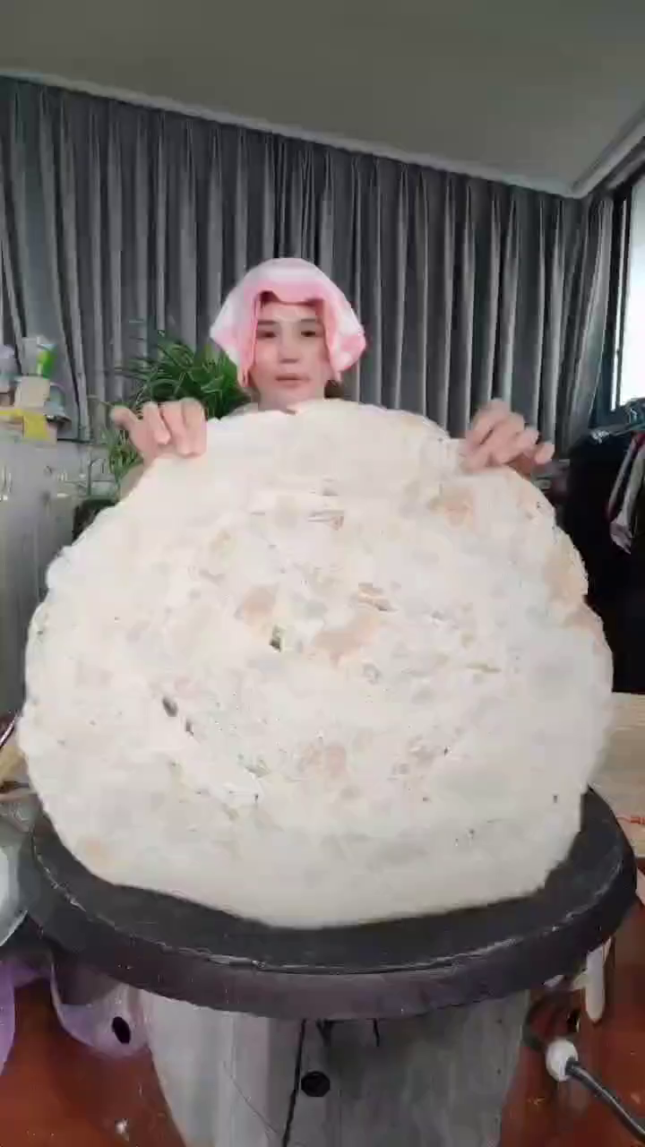 看俺家鏊子烙出来的煎饼满鏊黄好吃又香,怎么吃都不够