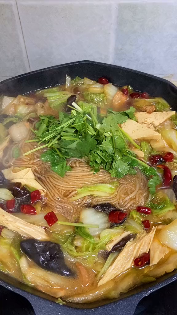 天冷了不想做试试这个懒人白菜豆腐炖粉条吧既可以当主食