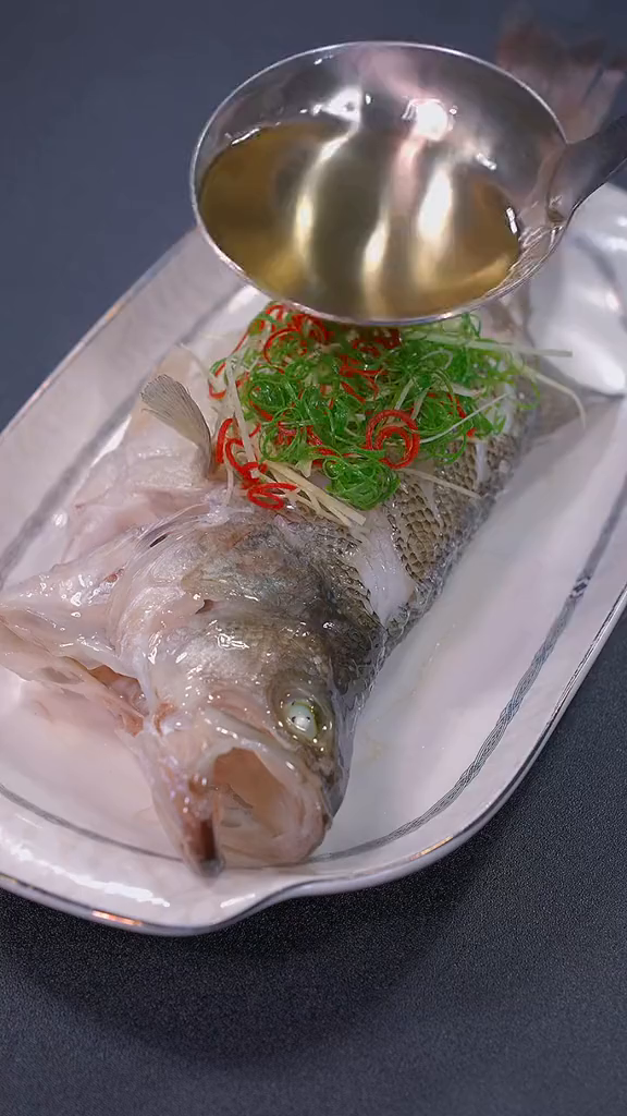 清蒸鱼的家常做法,做法简单,蒸出来的鱼肉洁白又鲜嫩!