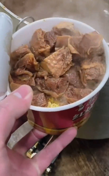 康师傅多学着点,这才是真正的红烧牛肉面,香的差点吃掉舌头!