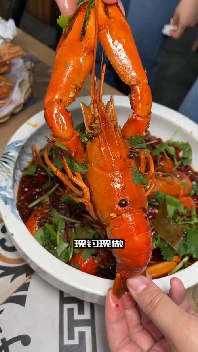 打卡网红钓虾馆,现钓现做,虾的做法有很多种,想怎么吃就怎么吃