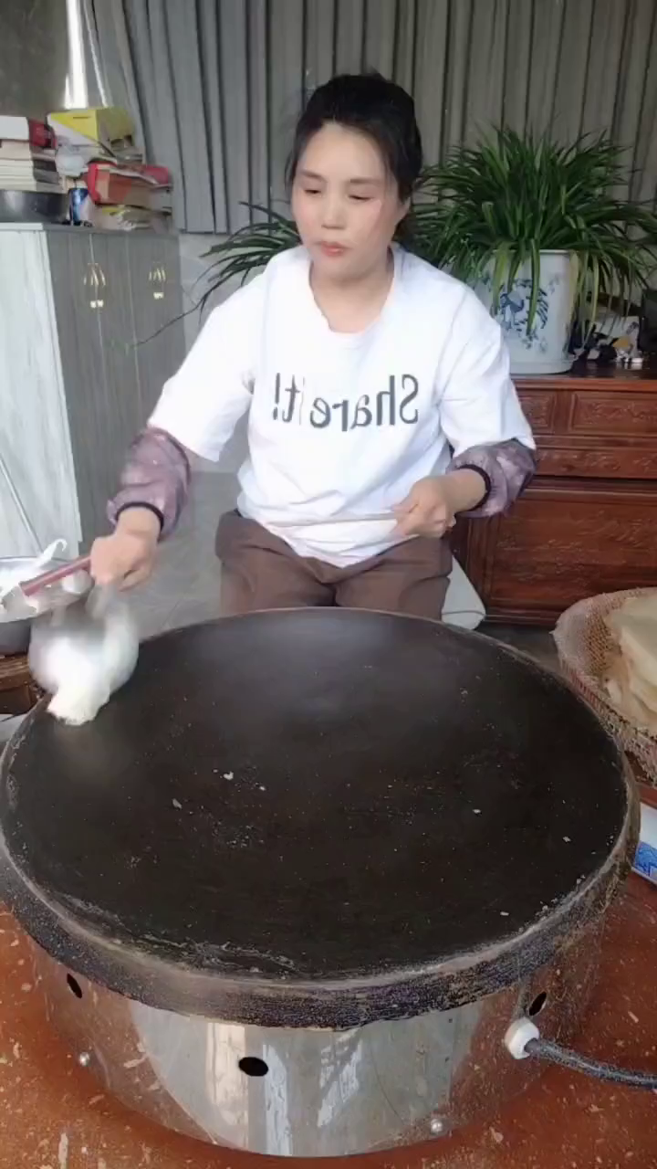 铁鏊子烙的,纯手工杂粮煎饼又黄又香,特别好吃