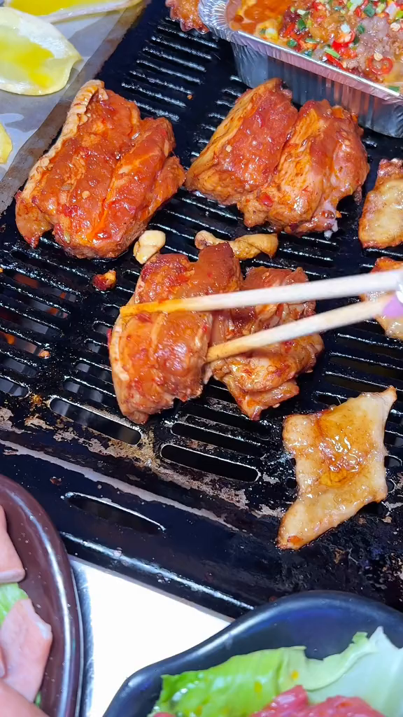 坨坨肉烤到香香脆脆,拉开u8满上一杯