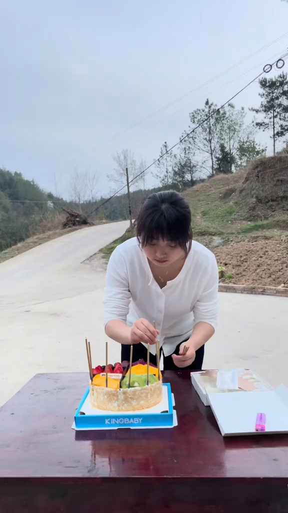 今天是奶奶七十岁生日,我悄悄的去买了蛋糕,您陪我长大