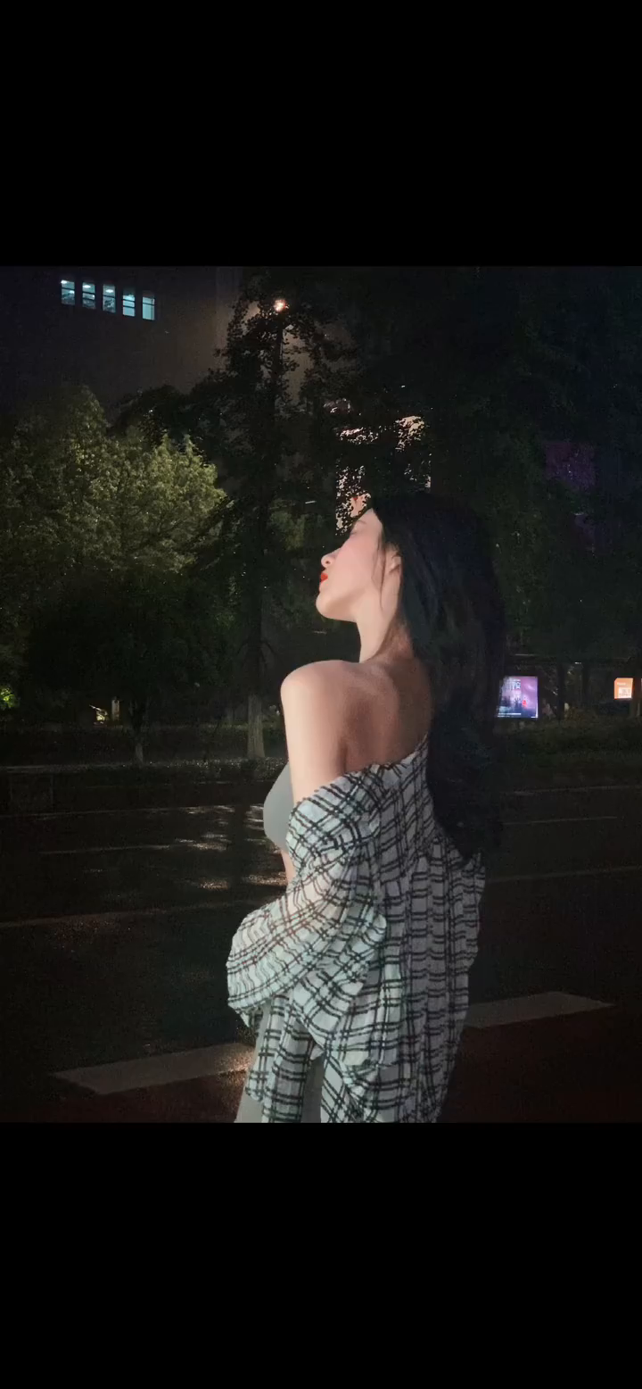 雨天夜晚巴士站拍照好好看哦