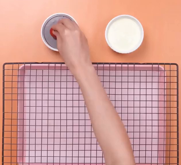 家庭烘焙中蛋糕的简单装饰搭配