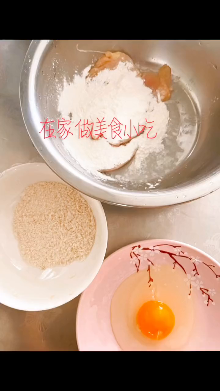 香酥大鸡排做法用料很简单,用盐腌制好的鸡胸肉裹好淀粉