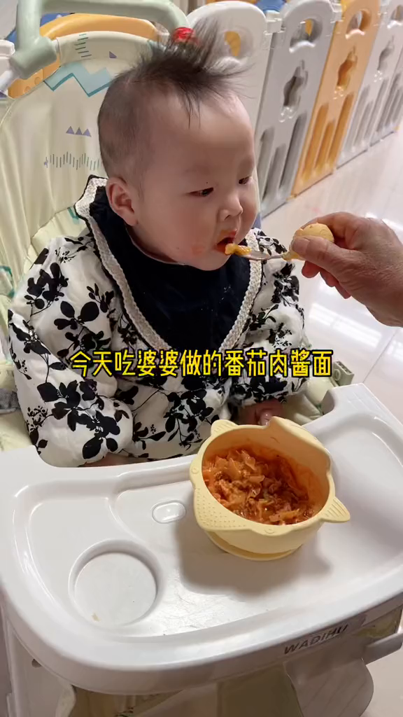 8个月以上就可以吃蝴蝶面了,可以很好的锻炼咀嚼!