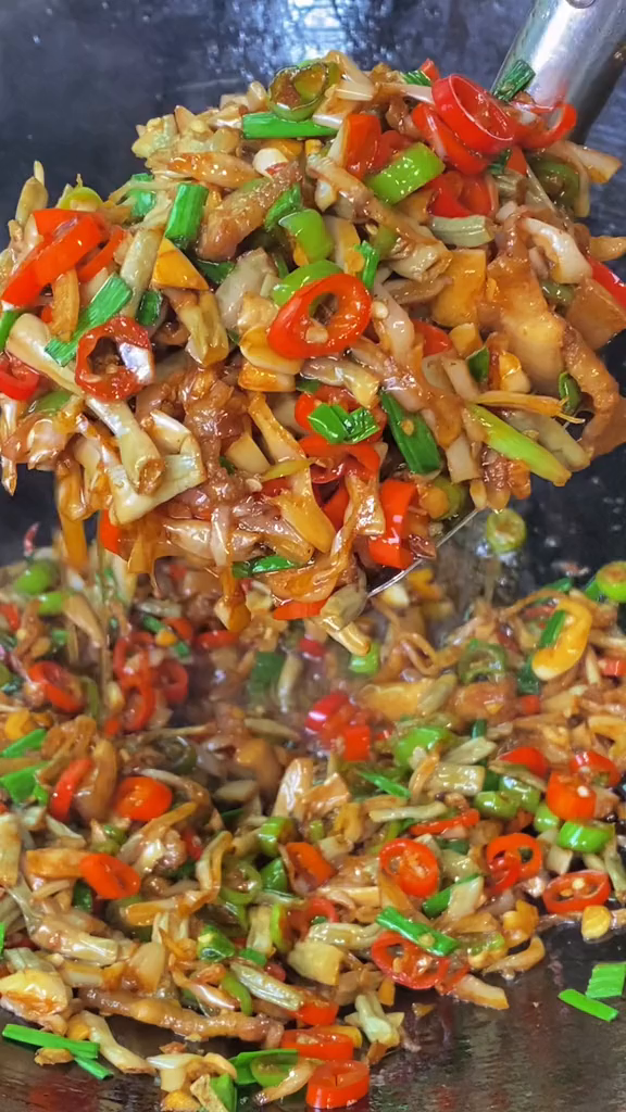 卜坛三样里有卜豆角卜辣椒卜扁豆丝三合一的坛子下饭菜