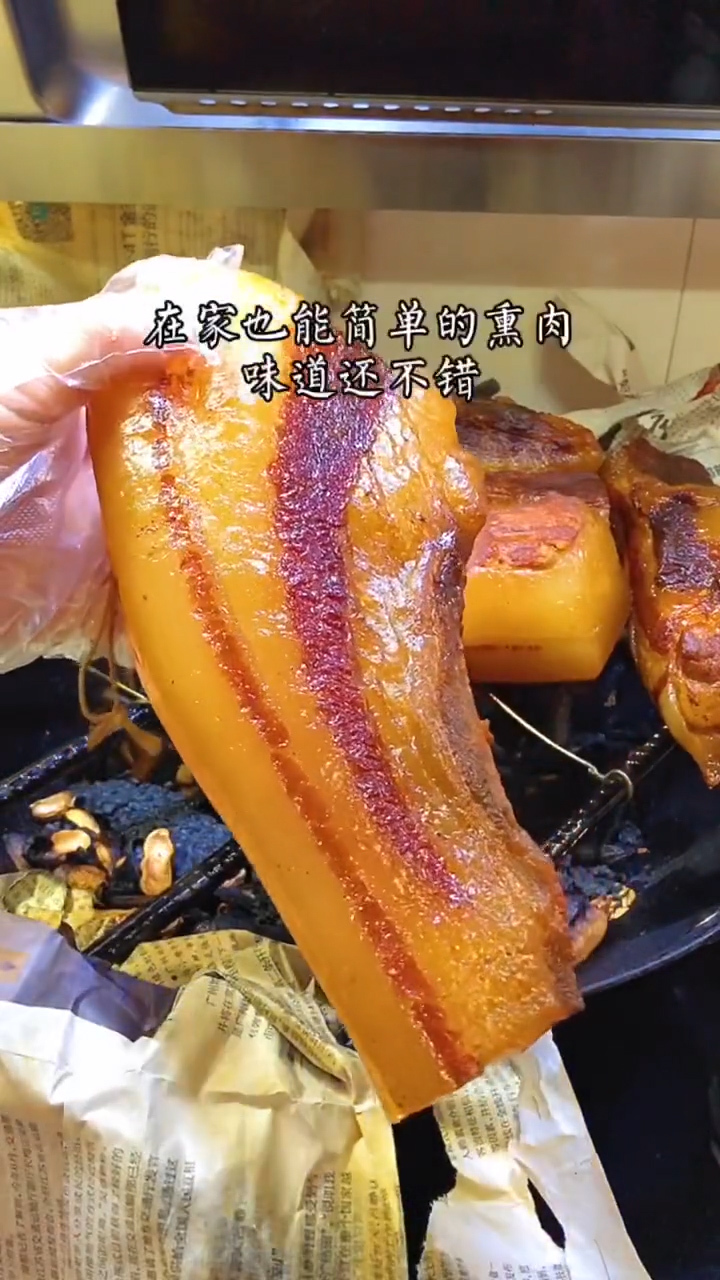 在家也能吃到自己做的熏腊肉,肥肉透亮,颜色还好看