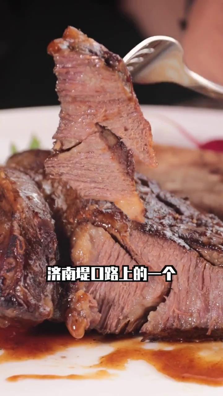 打卡网红牛排披萨小店,趁热吃上一口牛排,鲜嫩入味