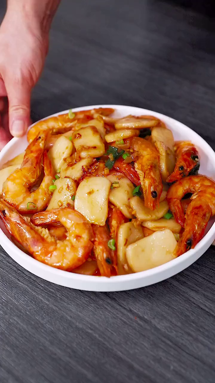 大虾鲜嫩入味吸满了汤汁的年糕软糯鲜美太好吃了吧