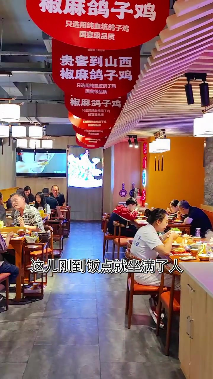 和朋友一起吃鸽子鸡,满满的一锅鸡肉好快乐
