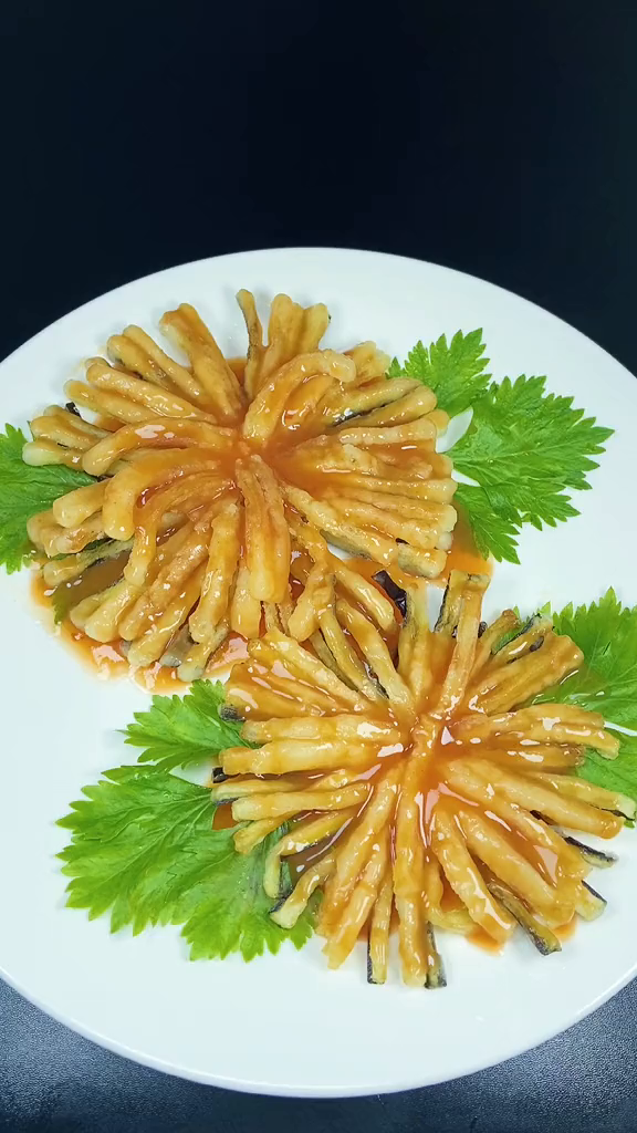 65准备好迎接新年了吗?年夜饭上做这道菊花茄子全家……