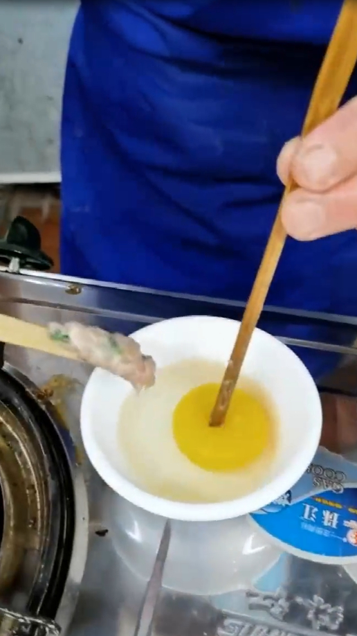 一个生鸭蛋塞二两猪肉泥,这种吃法还是第一次见,成本不低吧