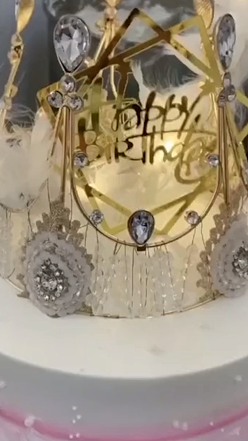 见识一下甜品师做的皇冠蛋糕,成品出来一看,女王范十足!