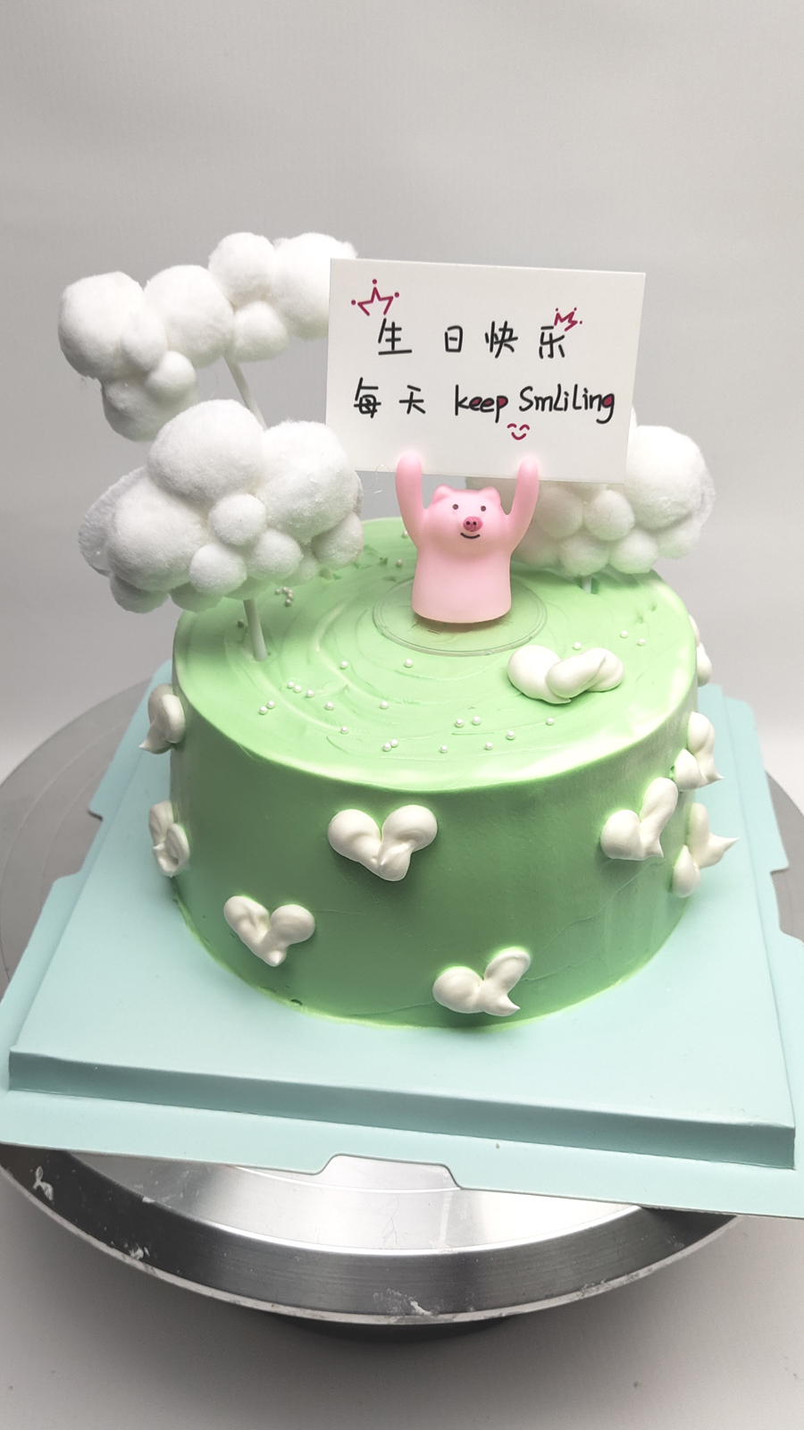 小猪举牌蛋糕,浅绿色的蛋糕清新典雅,适合送男孩子、男生过生日