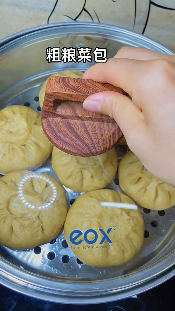 今天蒸了一锅,好吃不会胖的杂粮菜包