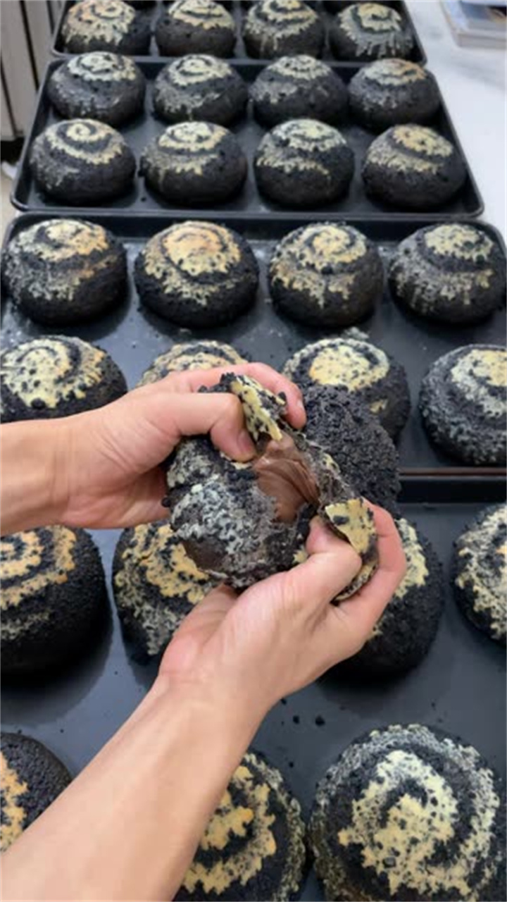 雷神巧克力:高粉3000g干酵母25g奶粉100g糖300g竹炭粉25g可可粉80g水15