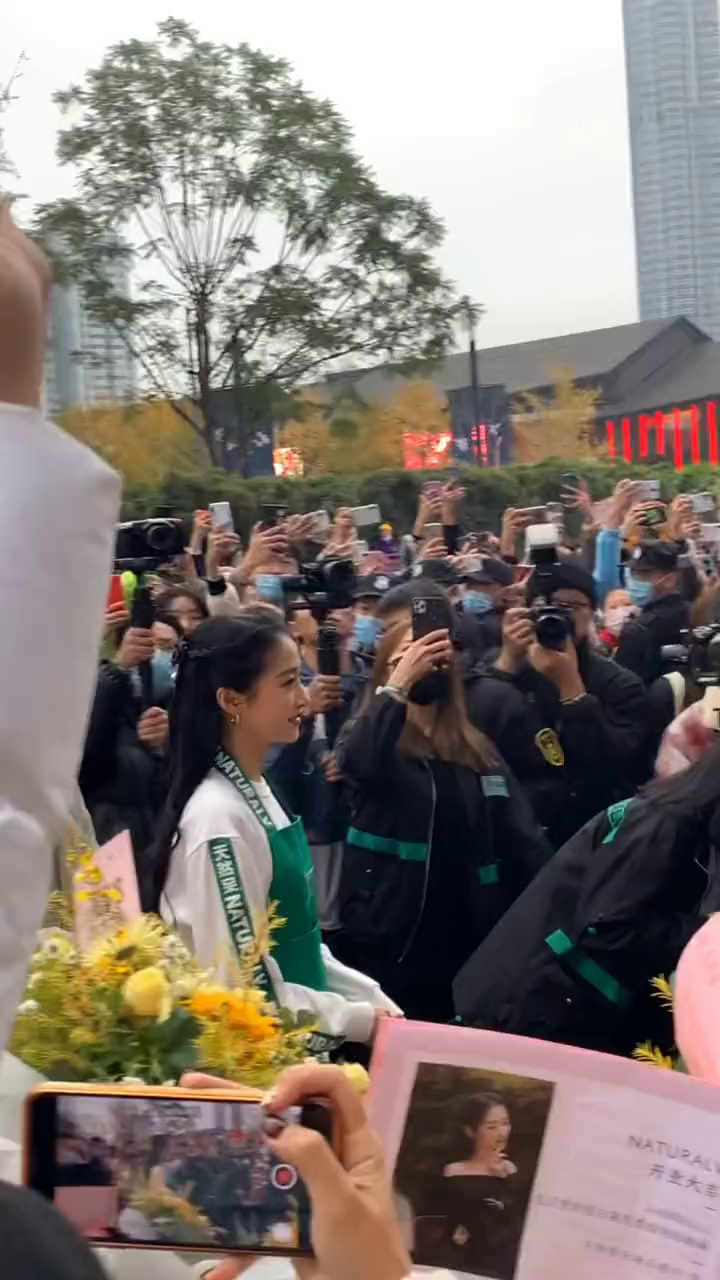 关晓彤开奶茶店偶遇关晓彤