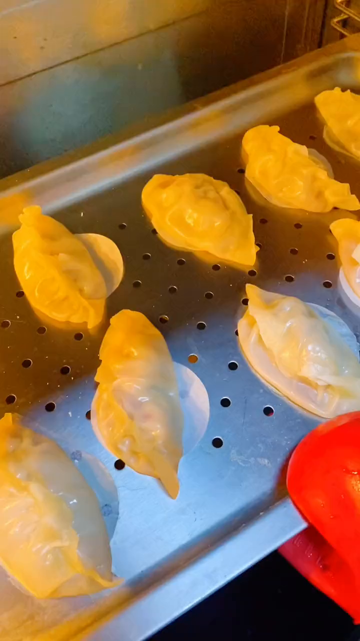 藤椒鸡肉饺,是我最喜欢也最常吃的饺子,外皮筋道,内馅麻辣鲜香