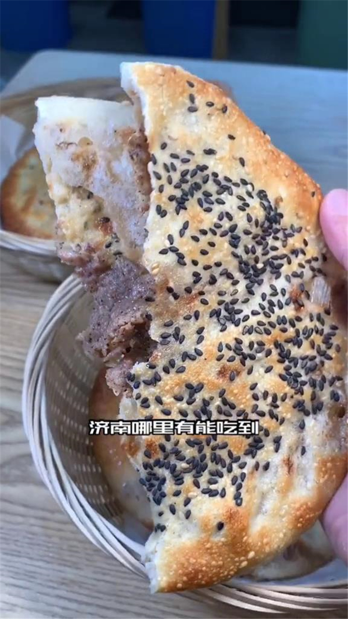 一家特色烧饼小店,个大馅多,咬上一口满嘴留香