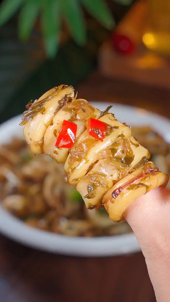 不想吃饭那一定要试试这道咸菜炒鱿鱼咸香可口