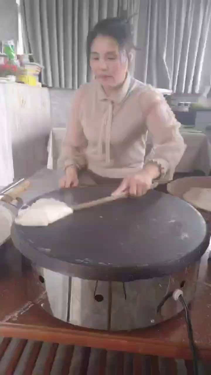 过去大鏊子烙煎饼,就是香,鏊子是自动恒温的,操作简单