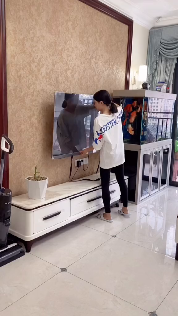 电视脏了别再用清水擦了,试试这样清理,没有水印