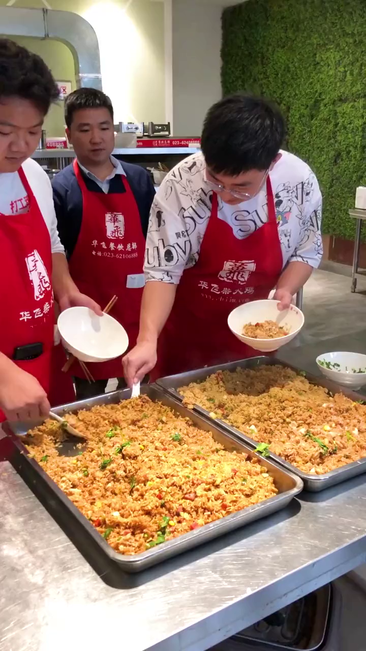 咖喱鸡焖饭配方:胡萝卜丁45克、玉米粒40克、青豆50克、香菇丁35克、土豆粒80克