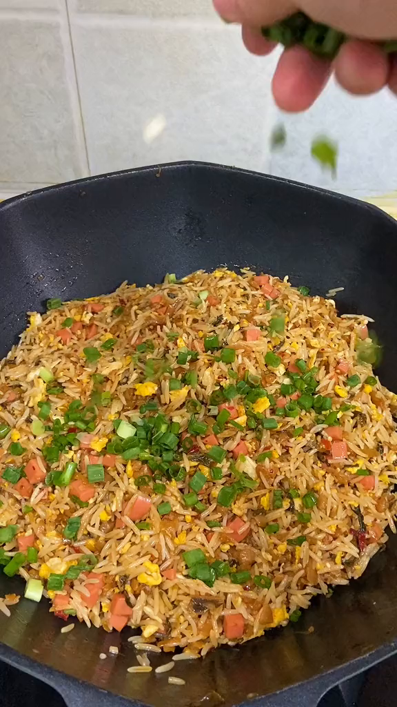 家里有剩米饭的和外婆菜一起炒做法简单这样做的炒米饭一锅都不够