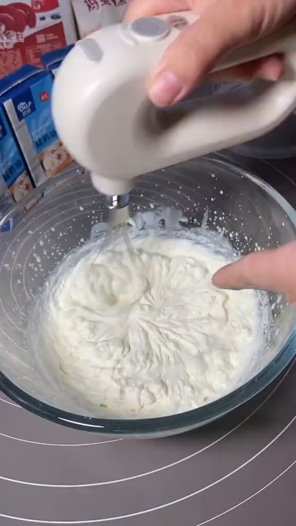 在家做雪媚娘,生日蛋糕的淡奶油