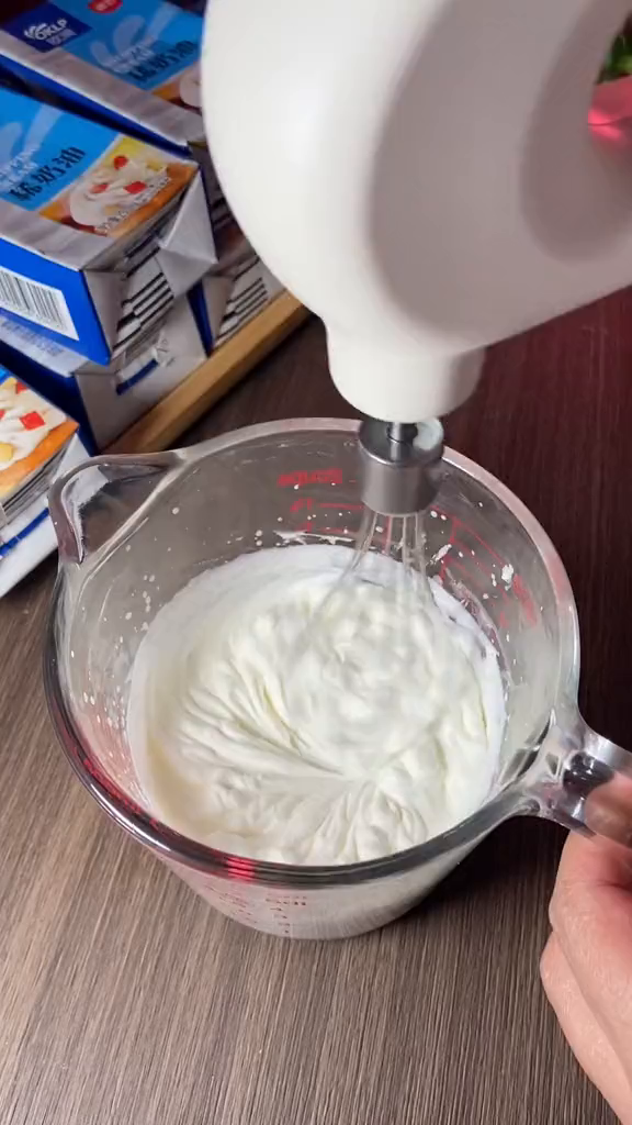 生日蛋糕淡奶油不知道怎么打发的看过来