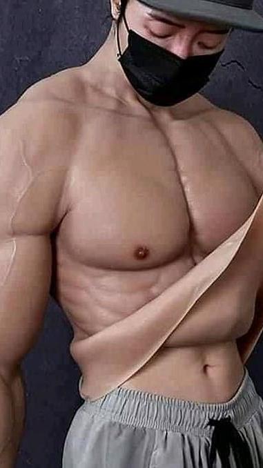 穿上“肌肉”,看消瘦小哥如何秒变爆炸肌肉男