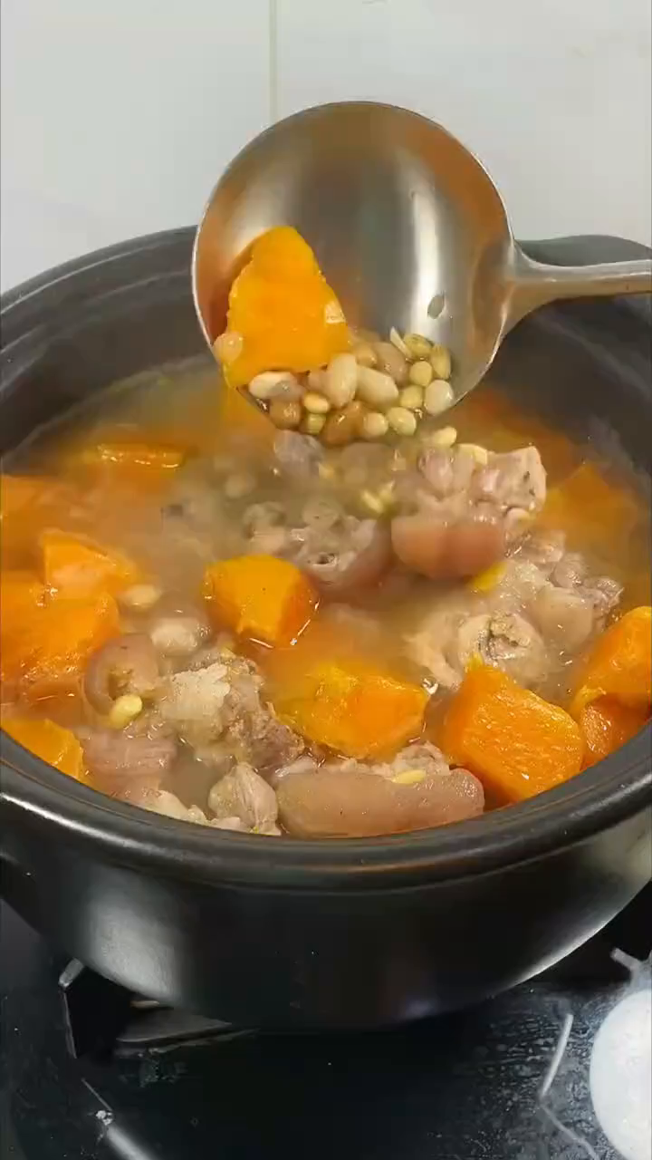 做起来非常简单,猪蹄炖黄豆