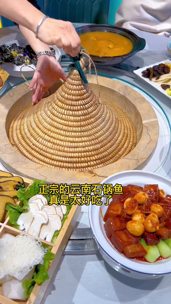 这一锅鱼也太合适了,爱吃鱼的可以去尝一尝云南的特色石锅鱼