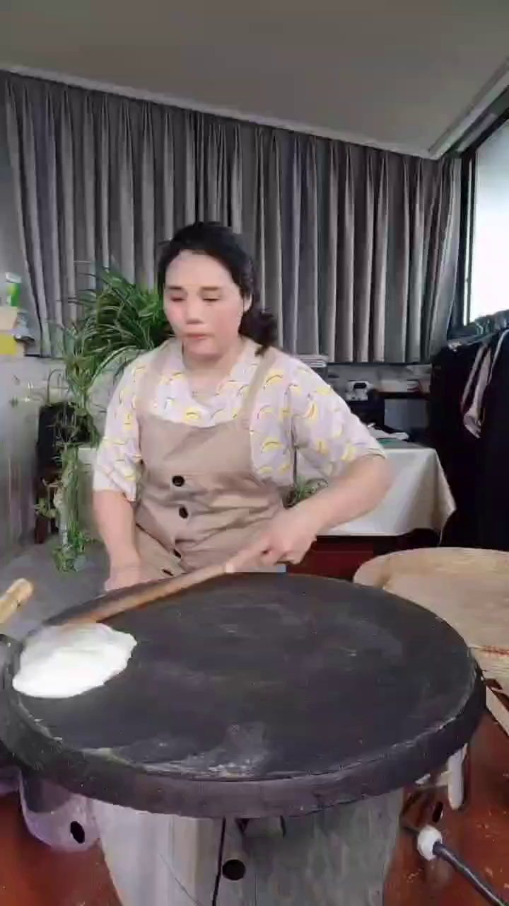 恒温电鏊子铁的操作简单,烙出来的煎饼还是小时候的味道