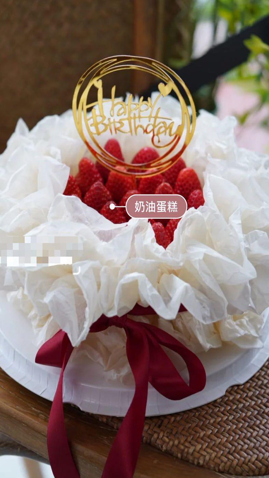 香甜诱人的草莓闪烁的霓红灯,装点出好看又好吃的草莓花束蛋糕,给女朋友送上甜蜜祝福